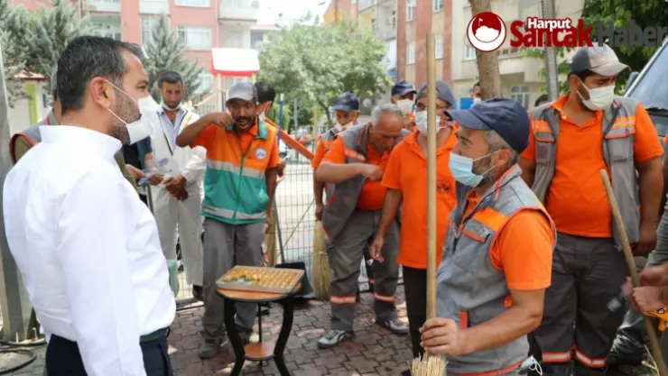 Başkan Şerifoğulları'ndan  Belediye Temizlik Ekiplerine Tatlı İkramı