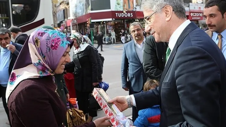 Başkan Yanılmaz, Gazi Caddesi'nde Karanfil Dağıttı.