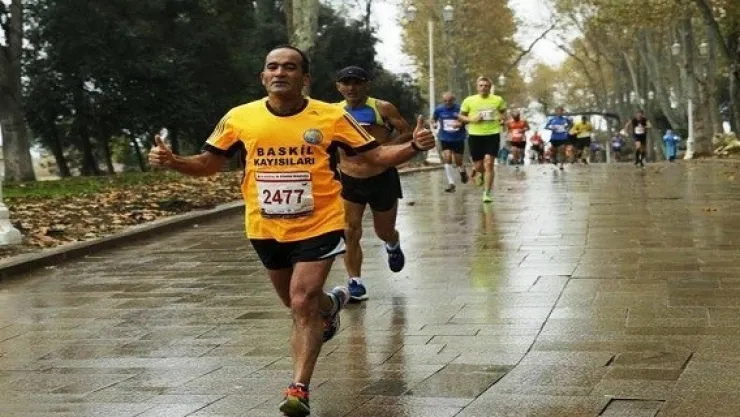 Baskilli Maratoncu İstanbul Maratonunda TOÇEV için koşuyor.