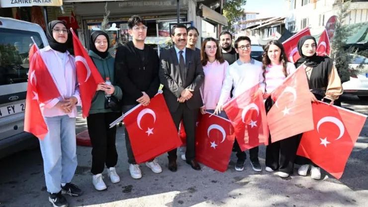 Battalgazi'de Cumhuriyet Coşkusu: Başkan Taşkın Vatandaşlara Türk Bayrağı Hediye Etti