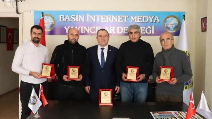 BİMYAD' dan Çalışan Gazetecilere Plaket