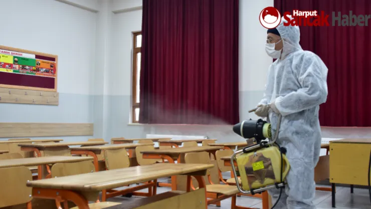 Büyükşehir Belediyesi Ekipleri Okullarda İlaçlama Yapıyor