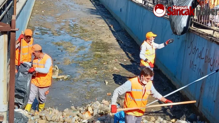 Büyükşehir Belediyesi Kanalboyunda Temizlik Çalışması Yaptı