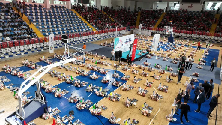 Büyükşehir Belediyesi'nden 300 Okula Spor Melzemesi Desteği Yapıldı