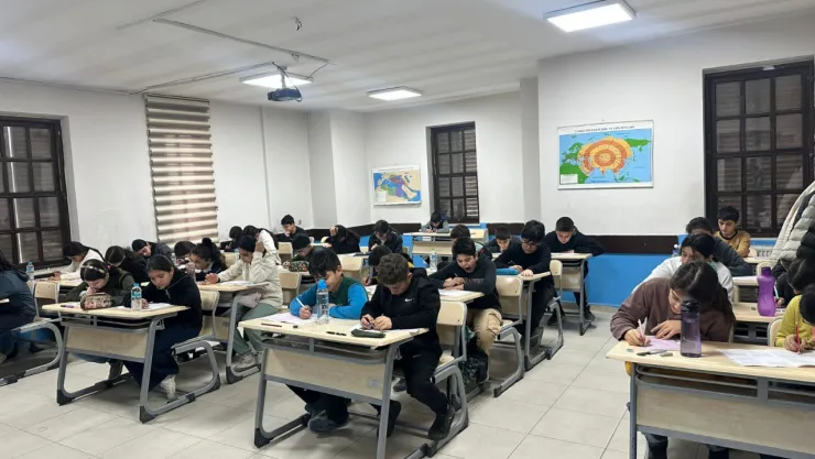 Büyükşehir Eğitim Merkezlerinde  Yapılan Deneme Sınavına 1350 Öğrenci Katıldı