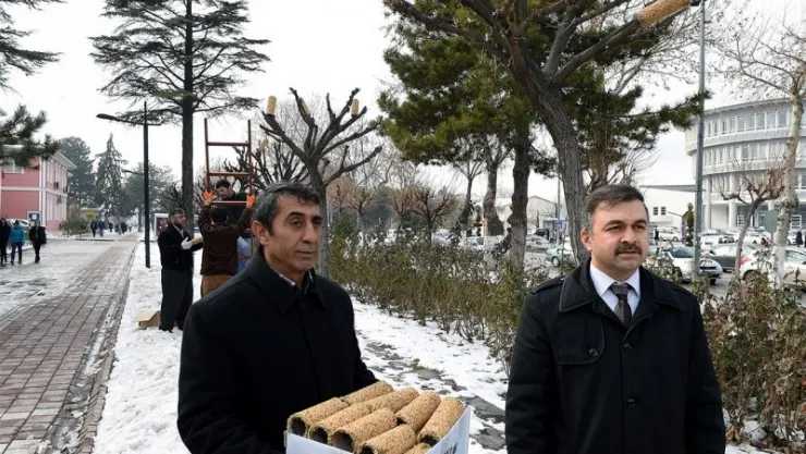 BÜYÜKŞEHİRDEN KUŞLAR İÇİN RULO YEMLİK