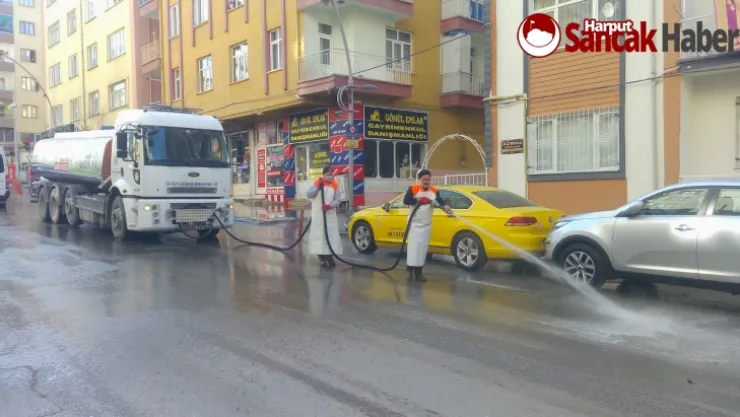 Cadde ve Kaldırımlar Deterjanlı Sularla Yıkandı