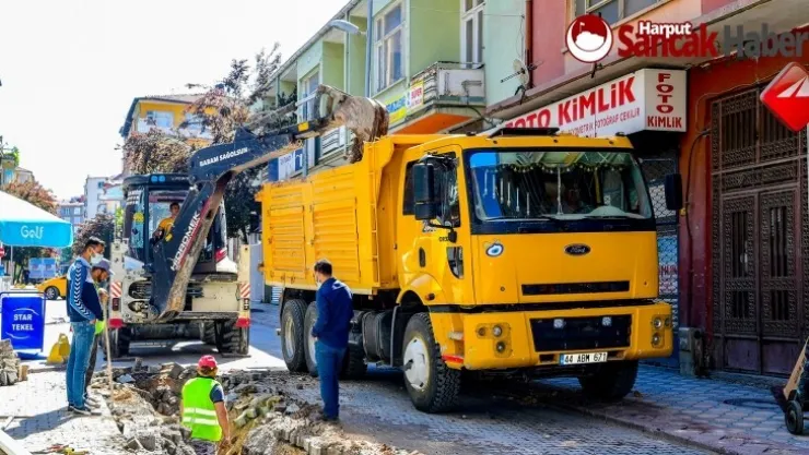 Cezmi Kartay Caddesinde içme suyu çalışmaları devam ediyor