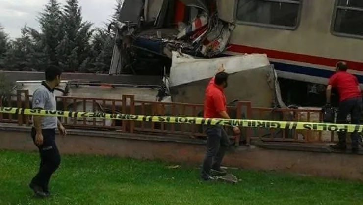 Çimento Fabrikasin Yakınında 2 Tren Çarpişti