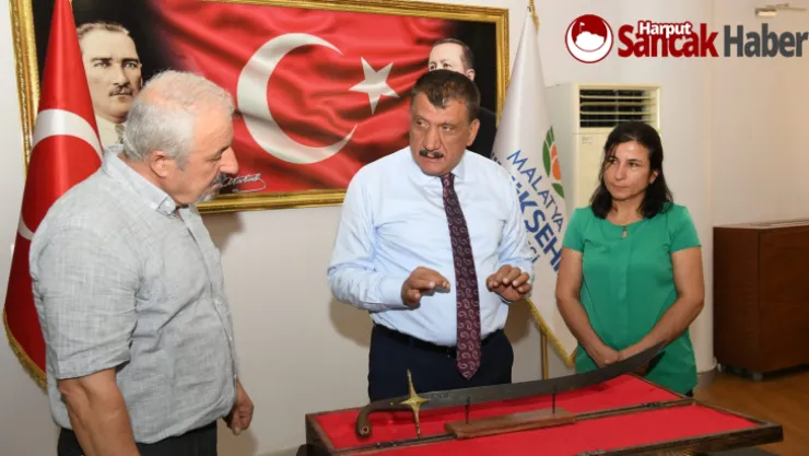 Damascus Ustası Bayyiğit'ten Başkan Gürkan'a Hediye