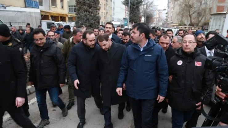 Deprem Bölgesindeki Esnafa 50 Bin Tl Faizsiz Kredi Verilecek, Mevcut Krediler Bir Yıl Ertelenecek