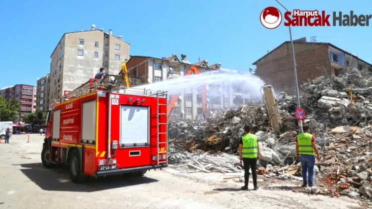 Deprem Sonrası Yıkım Çalışmaları Devam Ediyor