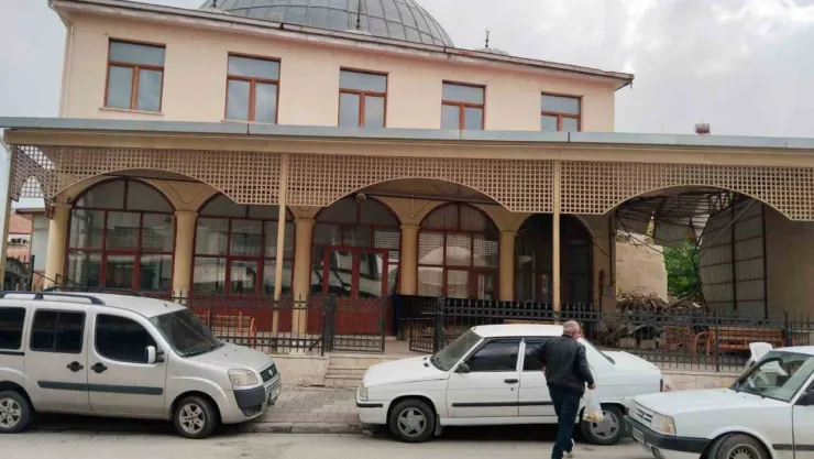 Depremde hasar alan tarihi camiler ayağa kaldırılıyor