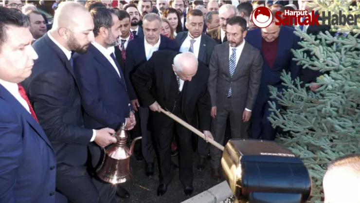DEVLET BAHÇELİ FİDANINI DİKTİ