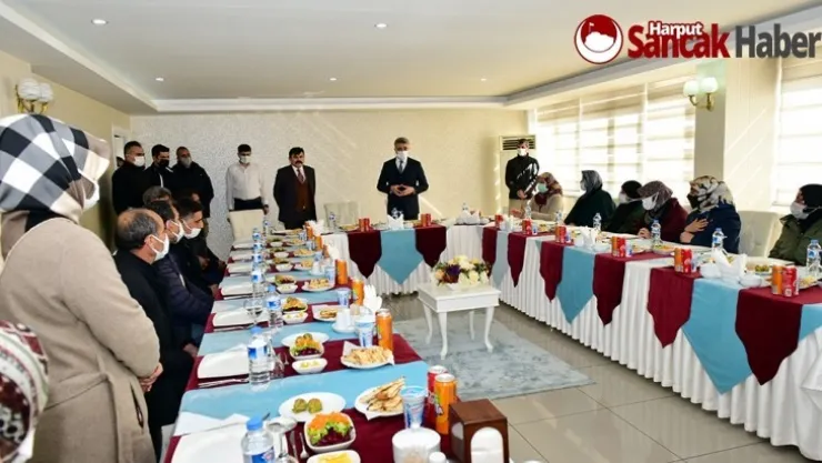 Diyarbakır'da Evlat Nöbeti Bekleyen Anneler, Gara Şehidimizi Ziyaret Etti