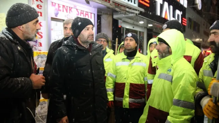 Elazığ Belediyesi Ekiplerinin Karla Mücadelesi Gece Boyu Devam Etti