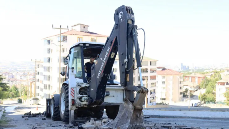 ELAZIĞ BELEDİYESİ, ESENTEPE MAHALLESİ'NDE YOL YENİLEME ÇALIŞMASI YAPIYOR