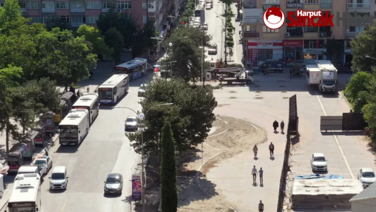 Elazığ Belediyesi Kent Meydanı Çalışma Sahasındaki Ağaçları Taşıyacak