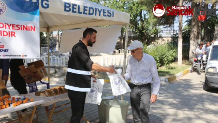 Elazığ Belediyesi Mezarlıklarda Ücretsiz Yasin-i Şerif, Su ve Lokum Dağıttı