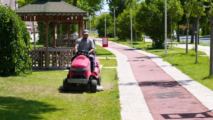 Elazığ Belediyesi'nden Yeşil Alanlarda Yaz Temizliği Ve Bakımı