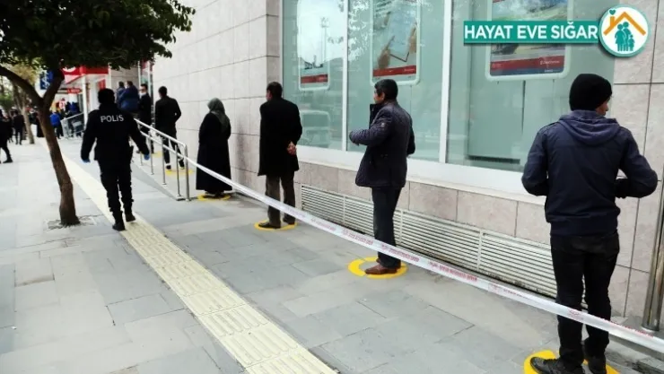 Elazığ Belediyesi Tarafından Banka Önlerinde Sosyal Mesafe Düzenlemesi