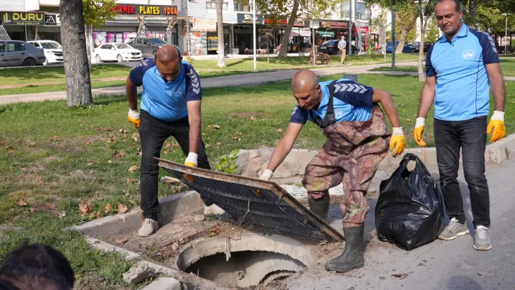 ELAZIĞ BELEDİYESİ YAĞMUR SUYU IZGARALARINDA TEMİZLİK ÇALIŞMASI BAŞLATTI