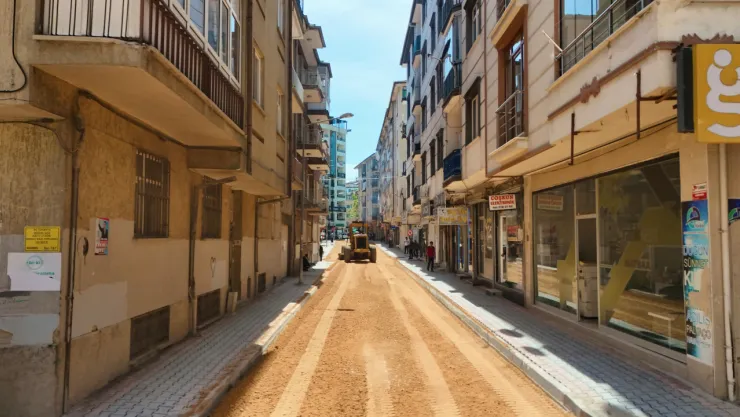 ELAZIĞ BELEDİYESİ, YENİ MAHALLE'DE ASFALTLAMA ÇALIŞMALARINI SÜRDÜRÜYOR