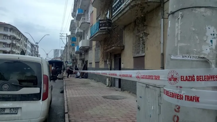 Elazığ Belediyesi Zabıta Ekipleri Hasarlı Binaları Mühürlüyor