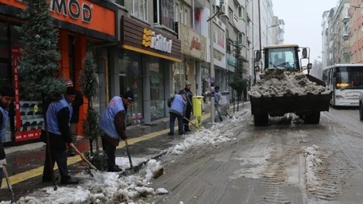 Elazığ Belediyesi'nden Cadde, Sokak ve Kaldırımlarda Kar Temizliği