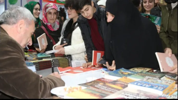 ŞAİR NURULLAH GENÇ ELAZIĞLILARLA BULUŞTU