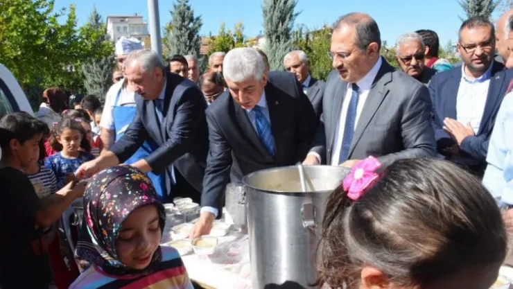 Vali Kaban Aşure Dağıtım Programlarına Katıldı