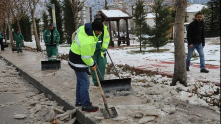 BELEDİYEDEN BUZLANMAYA KARŞI ÖNLEM
