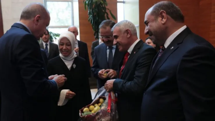 Başkan Güder, Cumhurbaşkanı Erdoğan'a Kayısı İkram Etti
