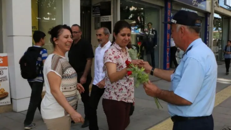 Zabıtadan Vatandaşa Gül Takdimi