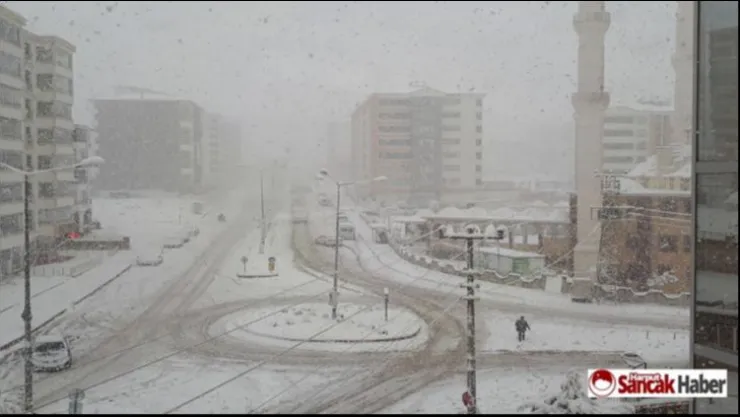 Elazığ il genelinde yoğun kar yağışı nedeniyle yarım gün eğitime ara verildi.