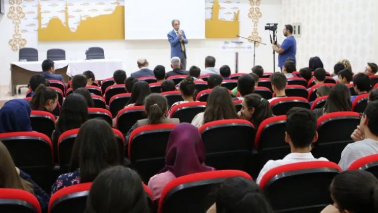 Adem, Yazarları Öğrencilerle Buluşturuyor