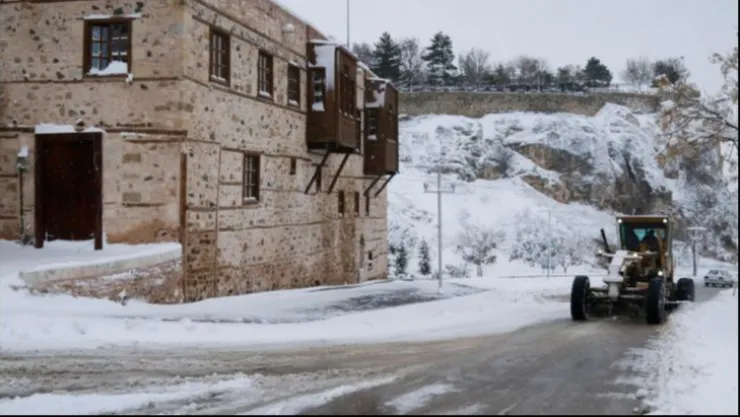 BELEDİYE EKİPLERİ KAR TEMİZLEME ÇALIŞMAŞARINI SÜRDÜRÜYOR