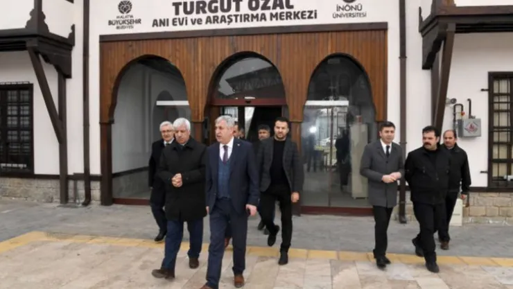 Başkan Polat, Turgut Özal Anı Evi ve Araştırma Merkezini Ziyaret Etti