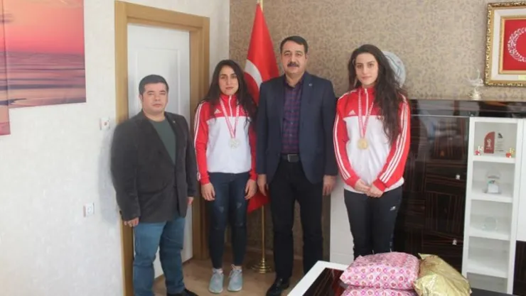 ŞAMPİYON BOKSÖRLERDEN ACAR'A ZİYARET