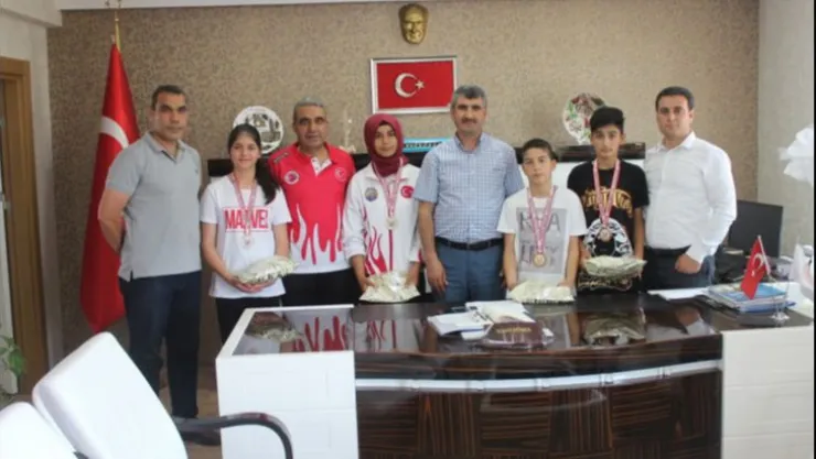 MUAY-THAİ BRANŞINDA DERECE YAPAN SPORCULARIMIZ İL MÜDÜRÜMÜZE ZİYARETTE BULUNDU