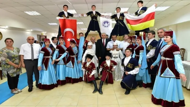 Başkan Gürkan, Kafkas Yöresel Halkoyunları Ekibi İle Bir Araya Geldi