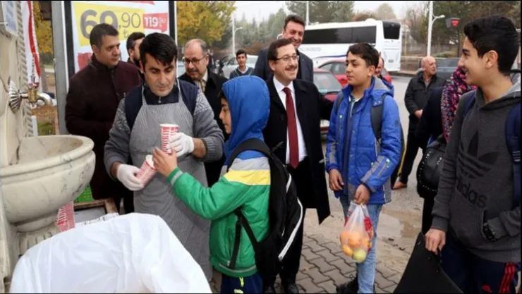 Rektör Kızılay ve Öğrenciler Çorba Çeşmesinde 
