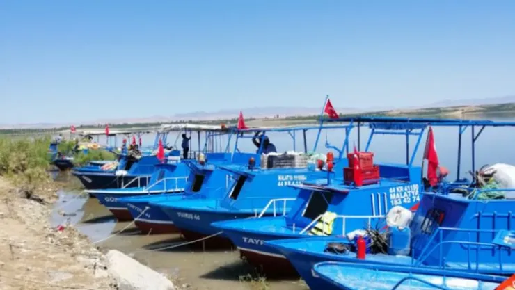 Balıkçı Teknelerinin Denetimlerini Yapıyor