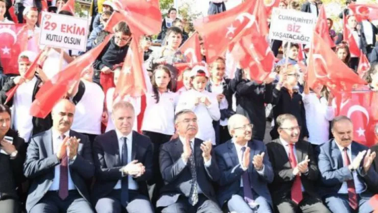 Bakan Yılmaz, Cumhuriyet Eğitim Treni ile gelen öğrencilerle buluştu