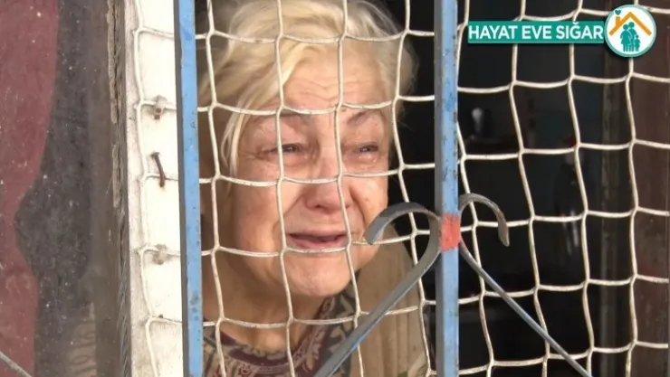 Evini su basan yaşlı kadın 20 kedisi için ağladı evden çıkmak istemedi