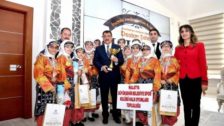 Halkoyunlarında il birincisi olan ekip Başkan Gürkan'ı ziyaret etti