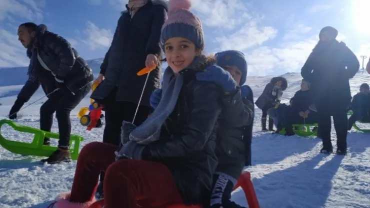 Hazarbaba Kayak Merkezi Festival Havasında Sezonu Açtı