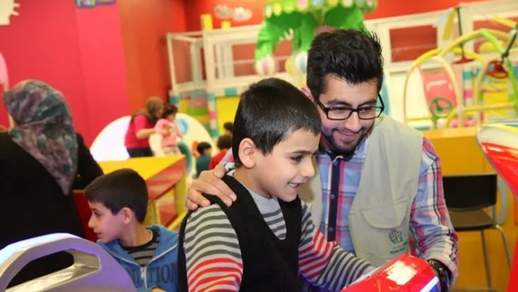 İHH'DAN ÇOCUKLARA KARNE HEDİYESİ