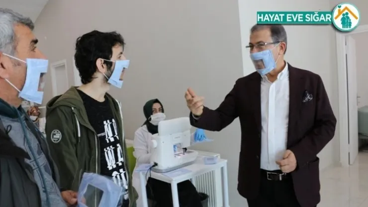İşitme engelliler için özel maske üretildi