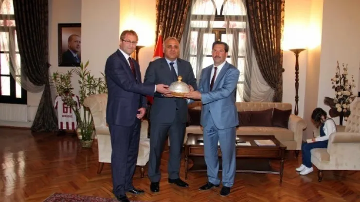Kovancılar'da Bayanlar 'Bana Gülmeyi Öğret' Projesi İle Gülüyor 